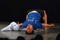 事故物件を題材にしたコントを披露するサンシャイン池崎。