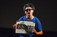 事故物件を題材にしたコントを披露するサンシャイン池崎。