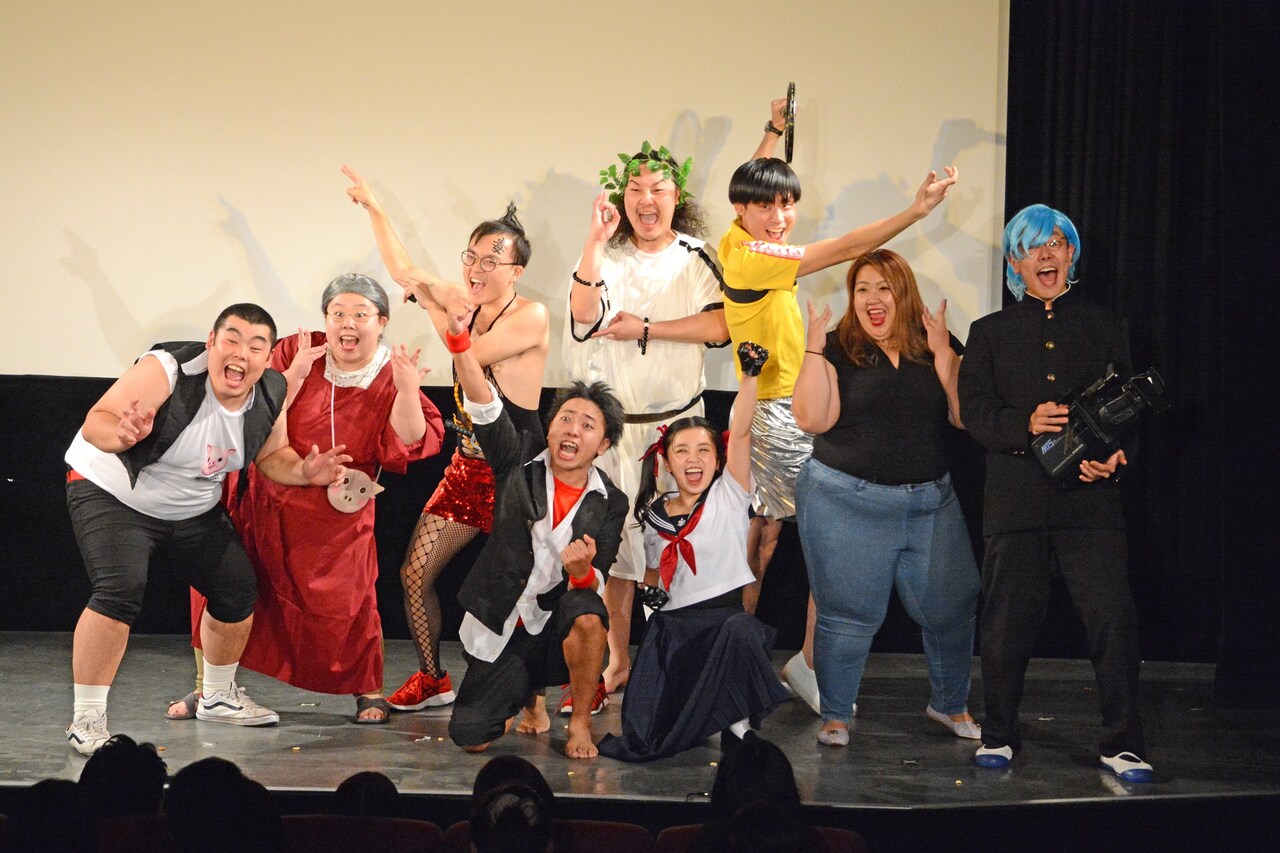 サンシャイン池崎、色とりどりの光に包まれ「永遠に終わらない自己紹介」を観客と合唱