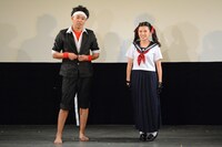 エンディングより。左からサンシャイン池崎、小池美由。