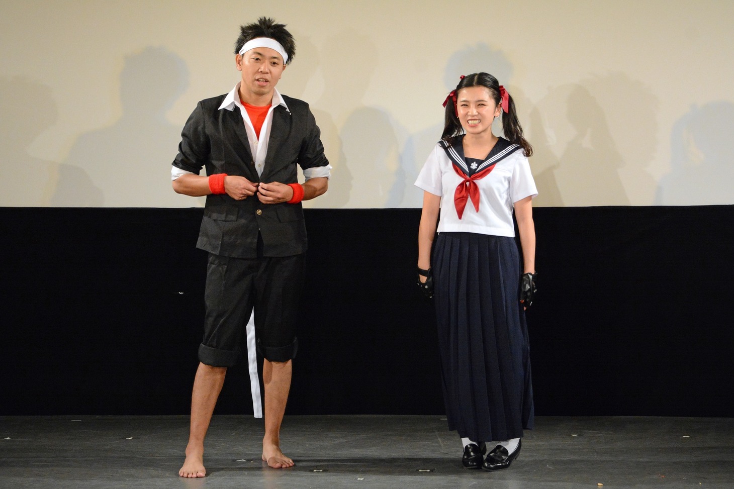 エンディングより。左からサンシャイン池崎、小池美由。