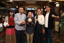 「石橋貴明のたいむとんねる」に出演する（左から）杉原千尋アナ、カミナリ、新木優子、石橋貴明。(c)フジテレビ