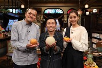 （左から）カミナリ、新木優子。(c)フジテレビ