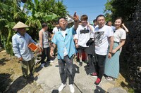 「痛快！明石家電視台」のロケで離島の小浜島を散策する明石家さんま一行。(c)MBS