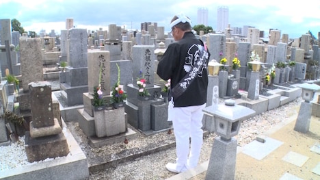 だんじり祭りの際には必ず両親の墓参りに訪れるオール阪神。(c)MBS