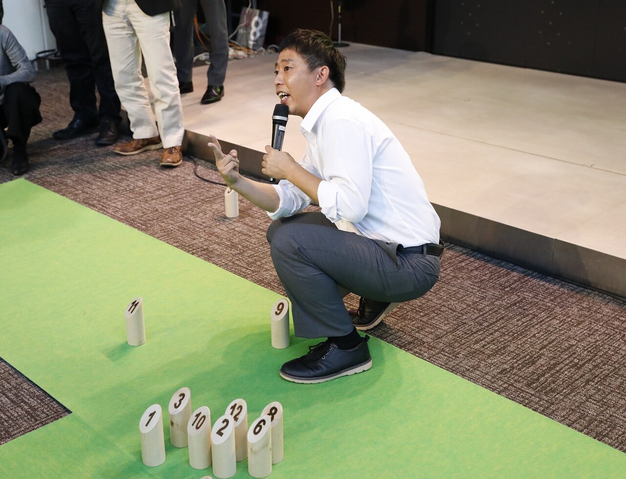 モルックのルールを解説するさらば青春の光・森田。