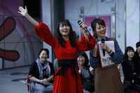 モルック対決に勝利した岡崎紗絵。