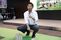 モルックのルールを解説するさらば青春の光・森田。