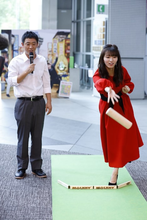 モルックに興じる（左から）さらば青春の光・森田、岡崎紗絵。