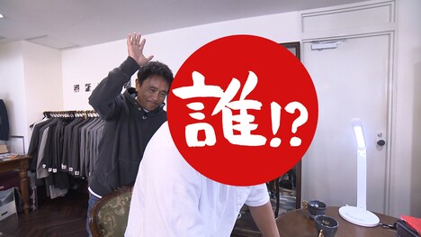 ダウンタウン浜田に背中を叩いてもらい、高額商品購入を決意する相方。(c)MBS