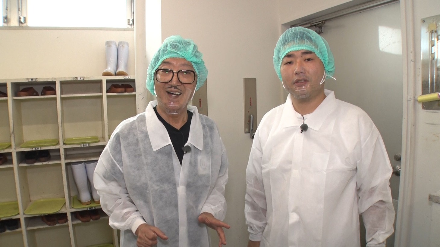 チャーリー浜（左）と不安げな清水啓之（右）。
