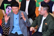 小籔千豊（左）の説教にビビる清水啓之（右）。