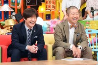 「世界77億人に発信！内村のツボる動画大賞」MCの内村光良（左）とハライチ澤部（右）。(c)テレビ東京