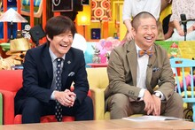 「世界77億人に発信！内村のツボる動画大賞」MCの内村光良（左）とハライチ澤部（右）。(c)テレビ東京