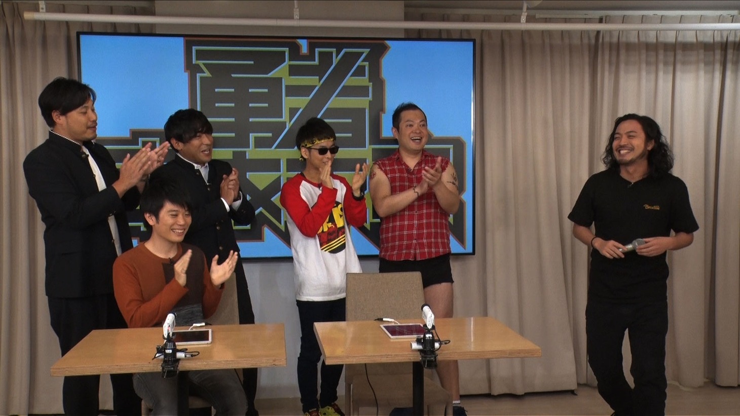 水上颯（手前）に挑む“しりとりアベンジャーズ”たち。