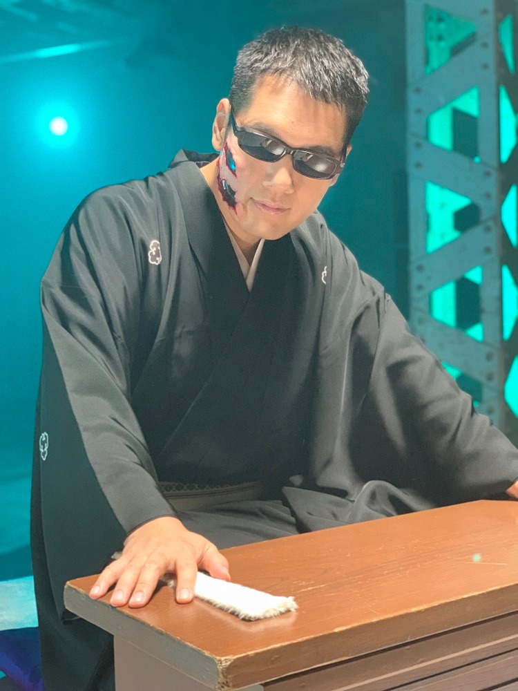T-800型ターミネーターのような特殊メイクを施して「ターミネーター講談」を披露する神田松之丞。