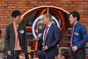 四千頭身・後藤とポジションを交代したダウンタウン松本（中央）。(c)読売テレビ