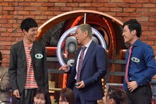 四千頭身・後藤とポジションを交代したダウンタウン松本（中央）。(c)読売テレビ