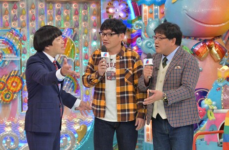 蛍原徹(左)にインタビューする、ずん飯尾(中央)、カンニング竹山(右)。(c)テレビ朝日