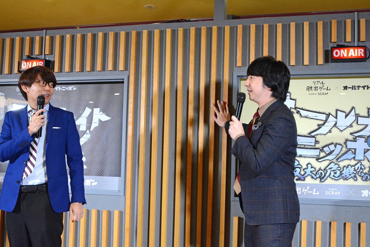 再現されたラジオブースの壁を褒める三四郎・相田。