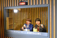 再現されたラジオブースに入った三四郎。