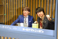 再現されたラジオブースに入った三四郎。