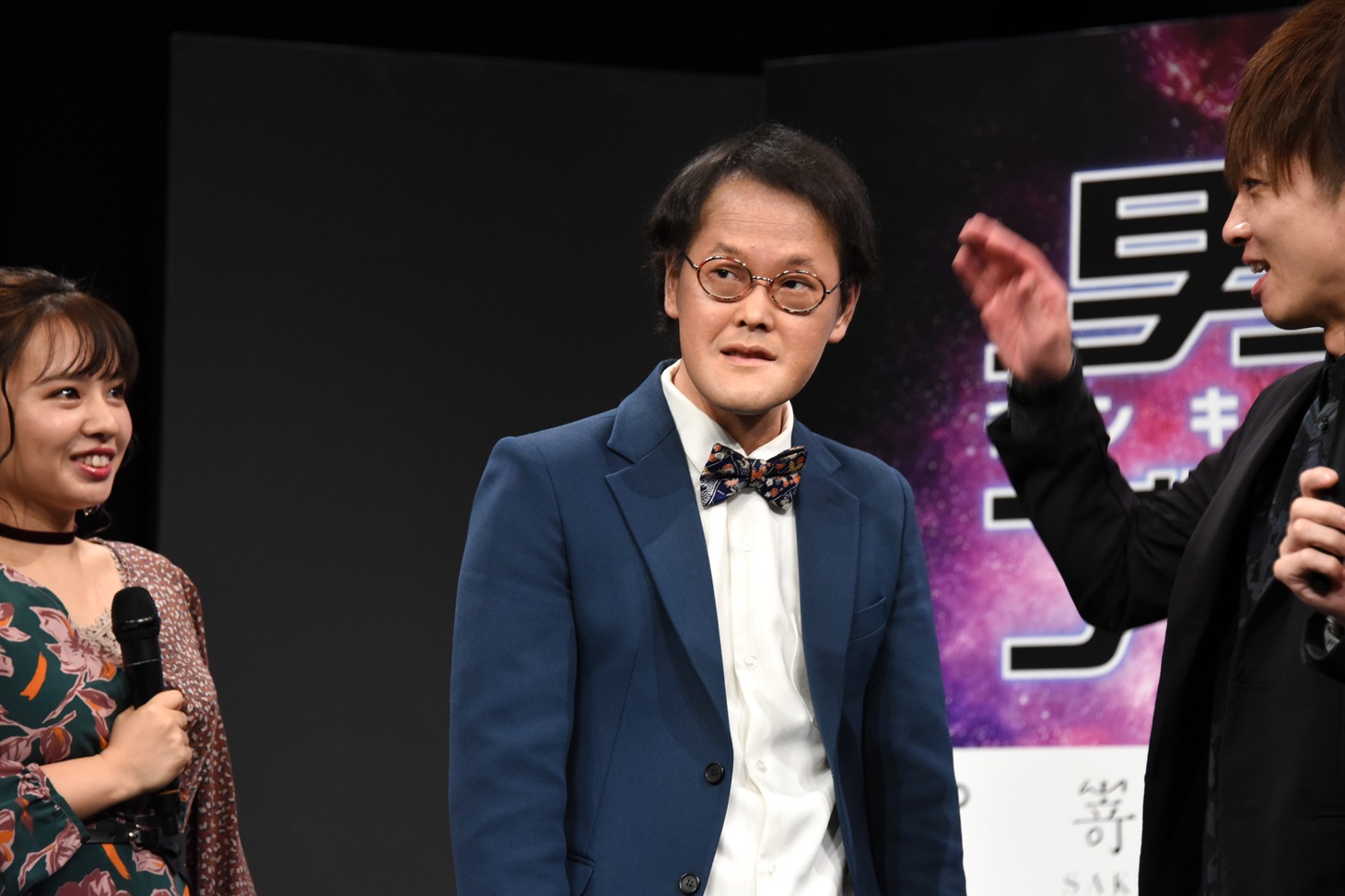 「もっともカッコいいと思う角度」を見せるアインシュタイン稲田。