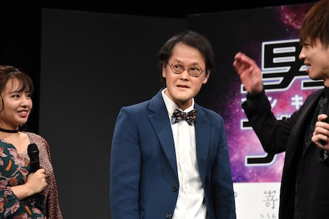 「もっともカッコいいと思う角度」を見せるアインシュタイン稲田。