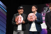 自身の顔がプリントされたクッションを持つほんこん（左）とアインシュタイン稲田（右）。