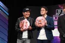 自身の顔がプリントされたクッションを持つほんこん（左）とアインシュタイン稲田（右）。