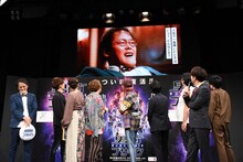 「よしもと男前ブサイクランキング2019」のPR動画でインタビューに応えているアインシュタイン稲田。
