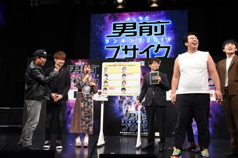 「男前」に1票入っていることがわかり、投票してくれた来場者に向けて「結婚しよう！」と叫ぶジャンボたかお。