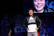 投票開始に向けて意気込みを語るほんこん。