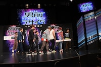 フォトセッション後、パネルを自らはけるEXIT兼近。