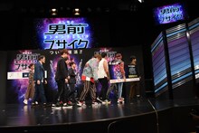 フォトセッション後、パネルを自らはけるEXIT兼近。