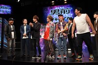 囲み取材中の様子。