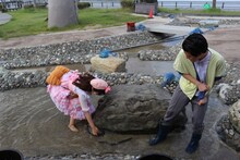 「霜降り明星のあてみなげ」ロケ中の様子。(c)静岡朝日テレビ