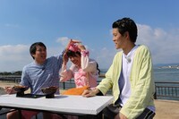 「霜降り明星のあてみなげ」ロケ中の様子。(c)静岡朝日テレビ