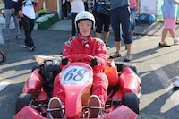 ゴーカート対決に臨む霜降り明星・粗品。(c)静岡朝日テレビ