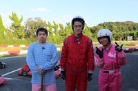 左から霜降り明星、かにぱんお姉さん。(c)静岡朝日テレビ