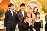 前回に続いて「夜会」に出演する木村拓哉（左）、麒麟・川島（後方中央）ら。(c)TBS
