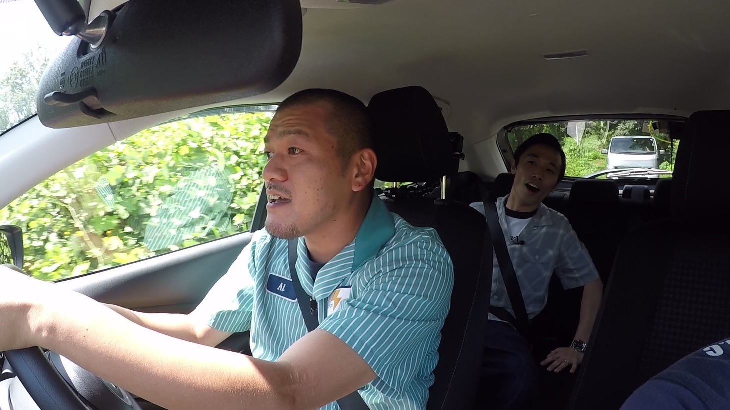 車で目的地を目指すカミナリ。
