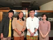 MCのロバートとアシスタントの皆藤愛子。