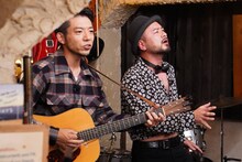 「ダウンタウンなう」の「本音でハシゴ酒」にゲスト出演する、どぶろっく。(c)フジテレビ