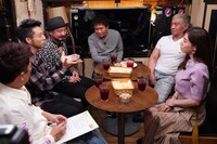 どぶろっくが出演する「本音でハシゴ酒」のワンシーン。(c)フジテレビ
