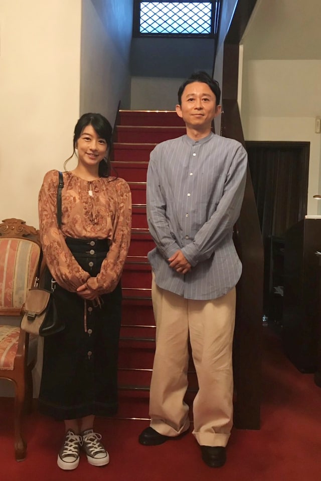 「有吉弘行の正直さんぽ」に出演する有吉弘行と、アシスタントに復帰する生野陽子アナ（左）。(c)フジテレビ