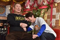 （左から）ビートたけし、村上信五。