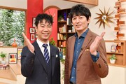 「しあわせ通販計画 値段の限界に挑戦！いいモノ大放出SP」MCの藤井隆（左）と、パートナーの博多大吉（右）。(c)TBS