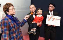 ハリセンボン春菜にインタビューを受けるゾフィー。