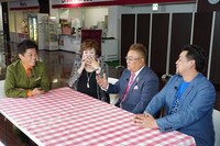 坂上忍（左端）とサンドウィッチマン（右）が上沼恵美子（左から2人目）をフジテレビの社員食堂に案内するコーナーの一場面。(c)フジテレビ